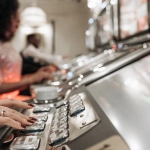 Зевс играет в слот Gates of Olympus на фоне золотых врат Олимпа