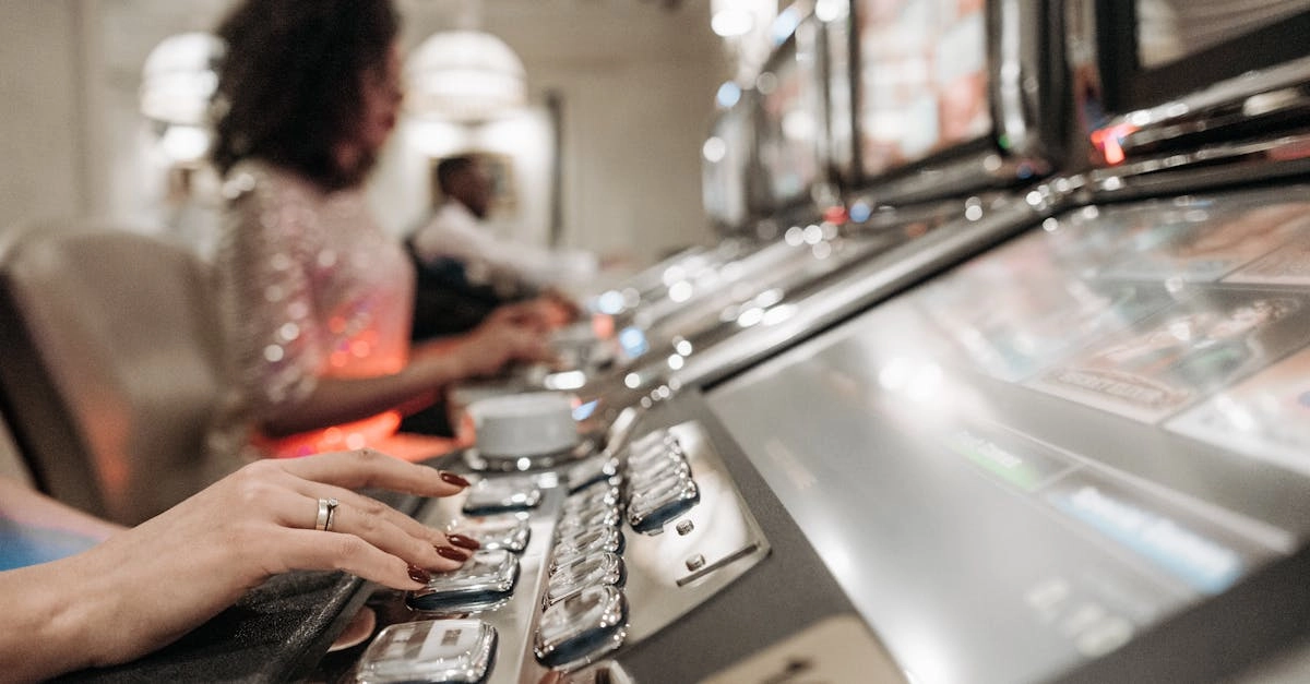 Зевс играет в слот Gates of Olympus на фоне золотых врат Олимпа