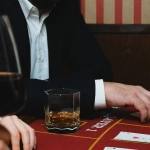 Игроки за столом блэкджека в казино с картами и фишками