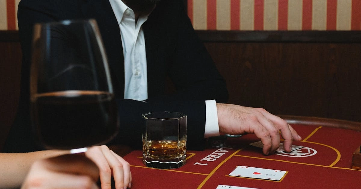 Игроки за столом блэкджека в казино с картами и фишками